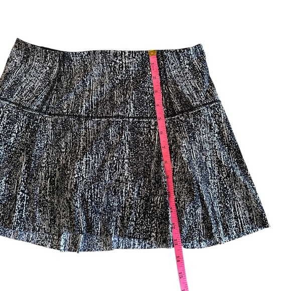 Lululemon Athletica Lost In Pace Black and White Pleated Mini Skirt Like New - Picture 5 of 9